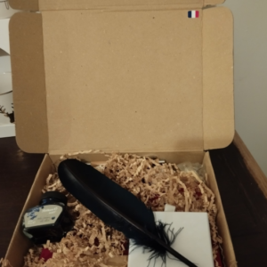 Plume d’écriture et encrier dans coffret d’écriture poétique